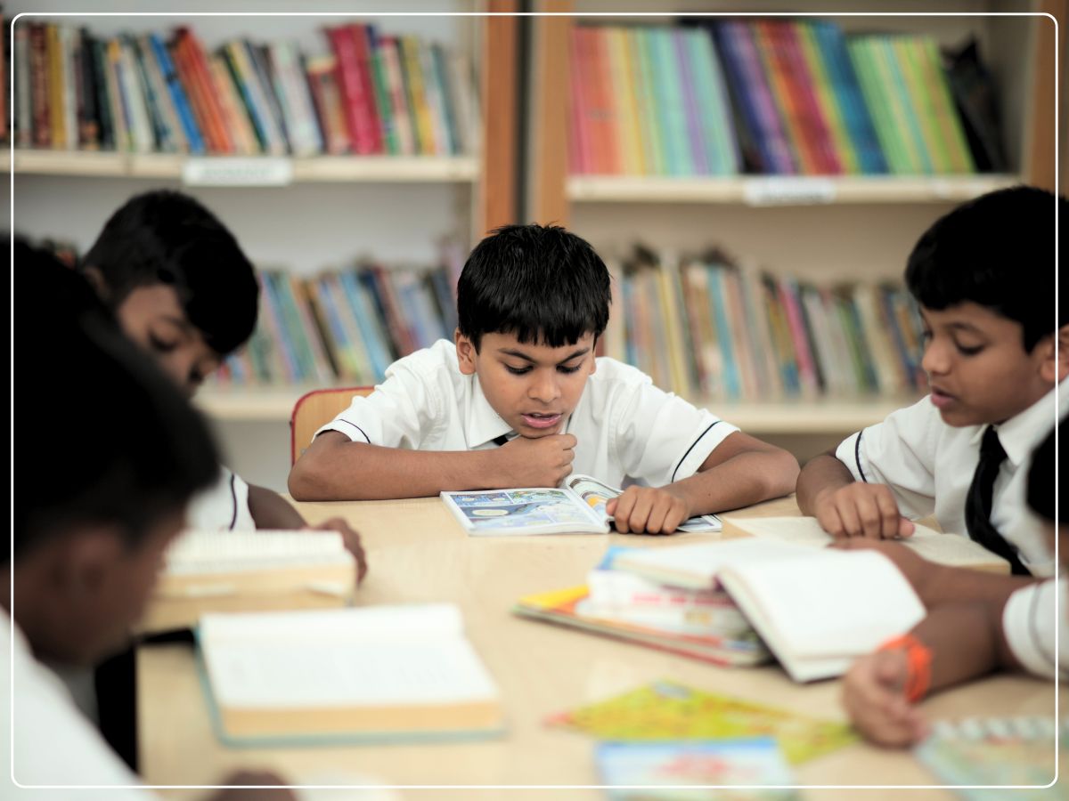 all-people-reading-in-group